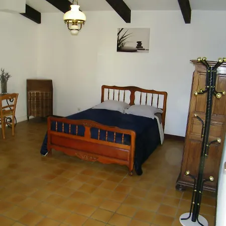 Les Trois Chemins Bed and Breakfast