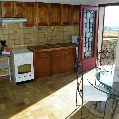 Les Trois Chemins Bed and Breakfast *