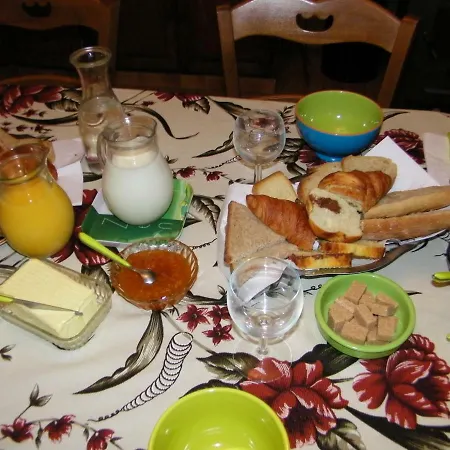 Les Trois Chemins Bed and Breakfast